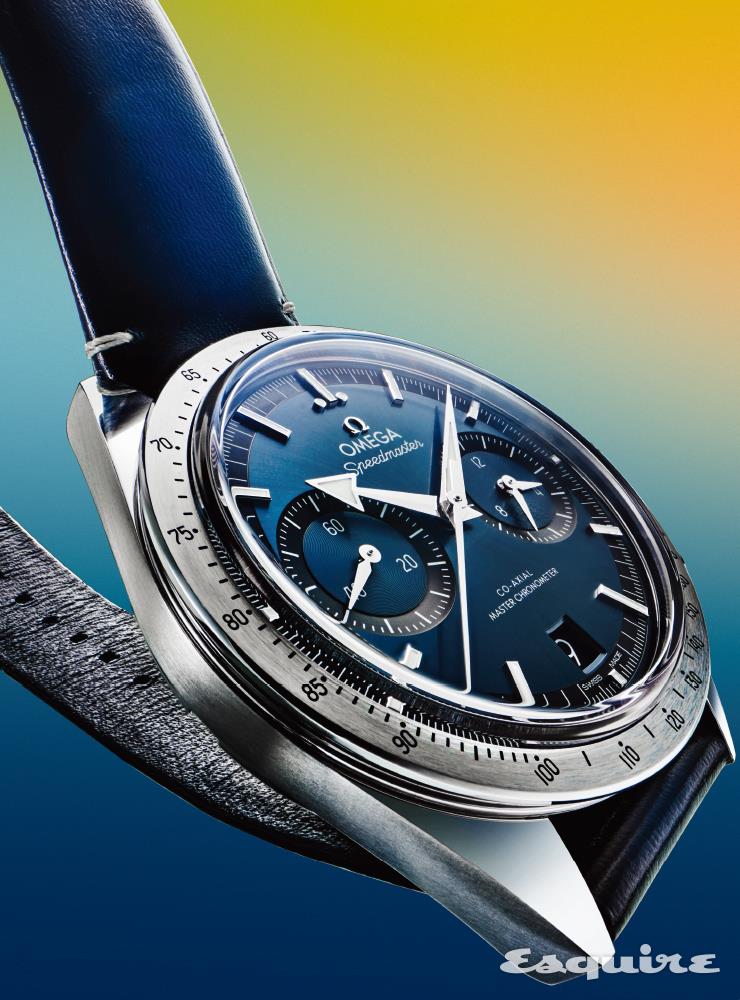 1957년 오리지널 스피드마스터에서 영감을 얻었다. 지름 40.5mm 스틸 케이스의 이 시계는 블루 다이얼의 로듐 도금 아워 마크와 브로드 애로 핸즈의 화이트 슈퍼 루미노바가 반짝이며 빛난다. 6시 방향에는 날짜 창을, 9시 방향에는 스몰 세컨즈 서브다이얼을, 3시 방향에는 12시간 및 60분 크로노그래프 카운터가 자리한다. 베젤에는 타키미터 스케일을 새겼고, ‘Speedmaster 57’을 새긴 케이스백을 통해선 수동 와인딩 오메가 코-액시얼 마스터 크로노미터 칼리버 9906의 움직임을 볼 수 있다. 다이얼과 동일한 블루 레더 스트랩을 적용했다. 스피드마스터 ’57 코-액시얼 마스터 크로노미터 크로노그래프 40.5MM 1080만원 오메가.