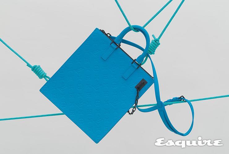 브랜드를 상징하는 모노그램이 곳곳에 새겨진 푸른색 가방 가격 미정 루이 비통.