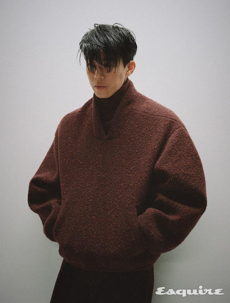 버건디 터틀넥, 브이넥 부클 니트 톱, 팬츠 모두 제냐. 