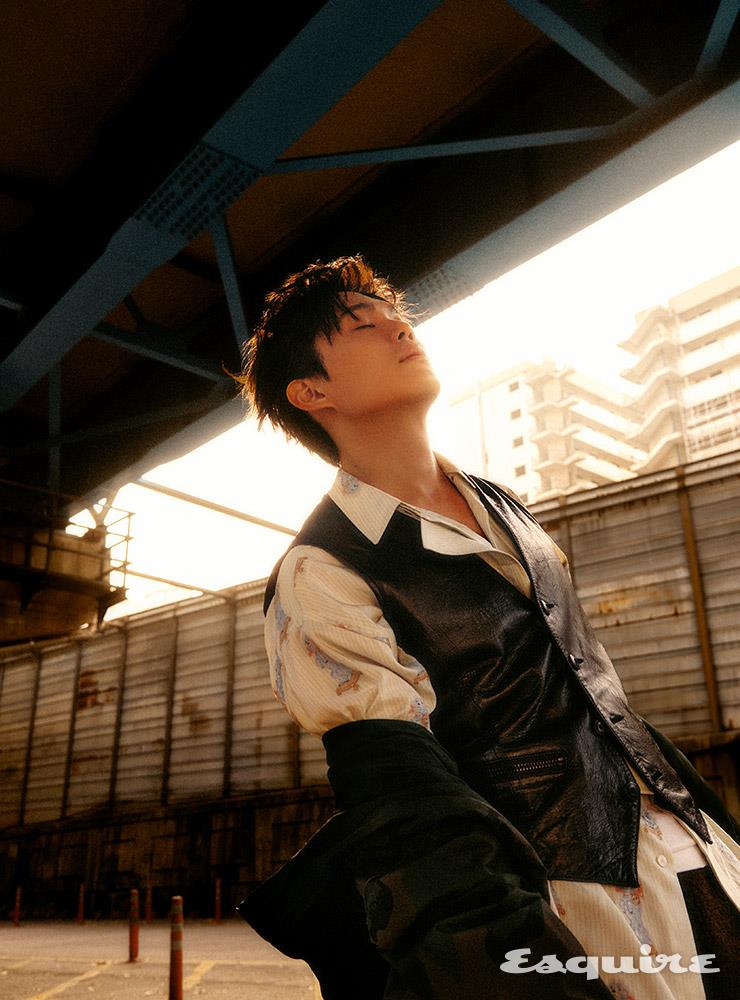  카무플라주 패턴 아우터 오클리. 화이트 셔츠 디올 맨. 니트 팬츠 토즈. 레더 베스트 스타일리스트 소장품.