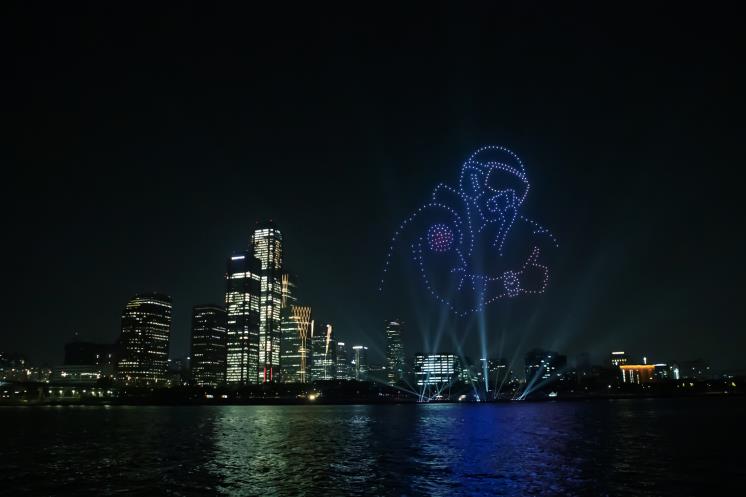 서울 상공을 화려하게 장식한 IWC 드론쇼.