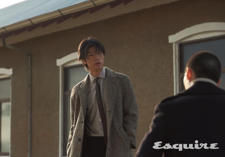 헤링본 맥 코트, 스트라이프 셔츠, 타이 모두 가격 미정 셀린느 옴므. 블랙 와이드 팬츠 가격 미정 발렌시아가. 블랙 피 코트, 스트라이프 터틀넥 니트 톱 모두 가격 미정 셀린느 옴므.