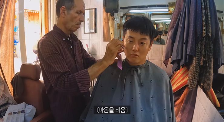 모로코 카사블랑카의 이발소에서 BTS 사진을 보여주고 이발을 하는 영상. 세계 각지에서의 이발 영상은 채코제의 인기 콘텐츠 중 하나로, 터키 이스탄불에서의 이발 영상도 레전드 에피소드로 꼽힌다.