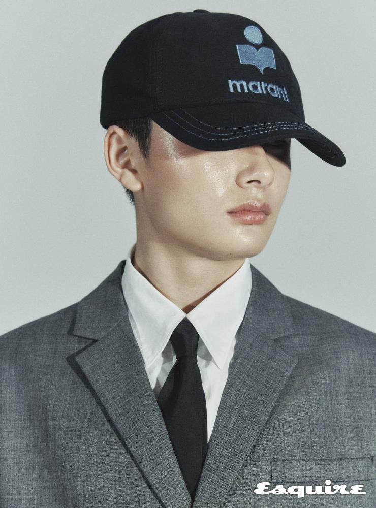 그레이 재킷, 화이트 셔츠, 블랙 타이 모두 가격 미정 프라다. 네이비 볼캡 23만9000원 이자벨마랑 옴므.