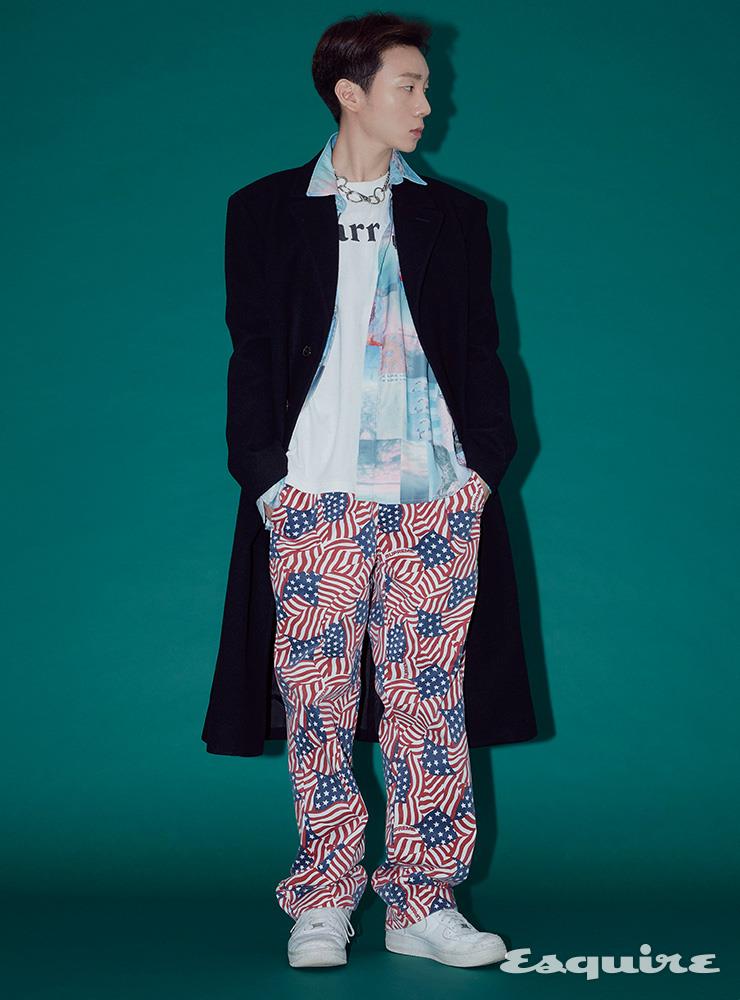 코트 콰이단 에디션. 셔츠 팔라스 스케이트보드. 티셔츠 캐롯. 팬츠 슈프림. 스니커즈 나이키. 네크리스 마틴 알리.