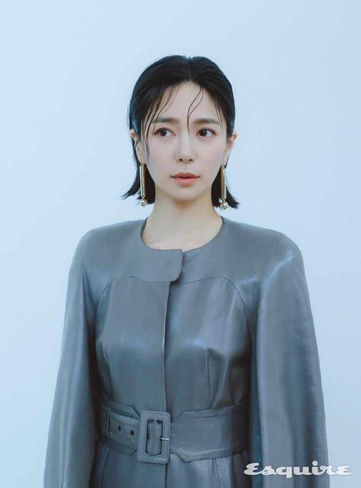 그레이 레더 재킷 장 클로드 지트루아. 이어링 라즈무.