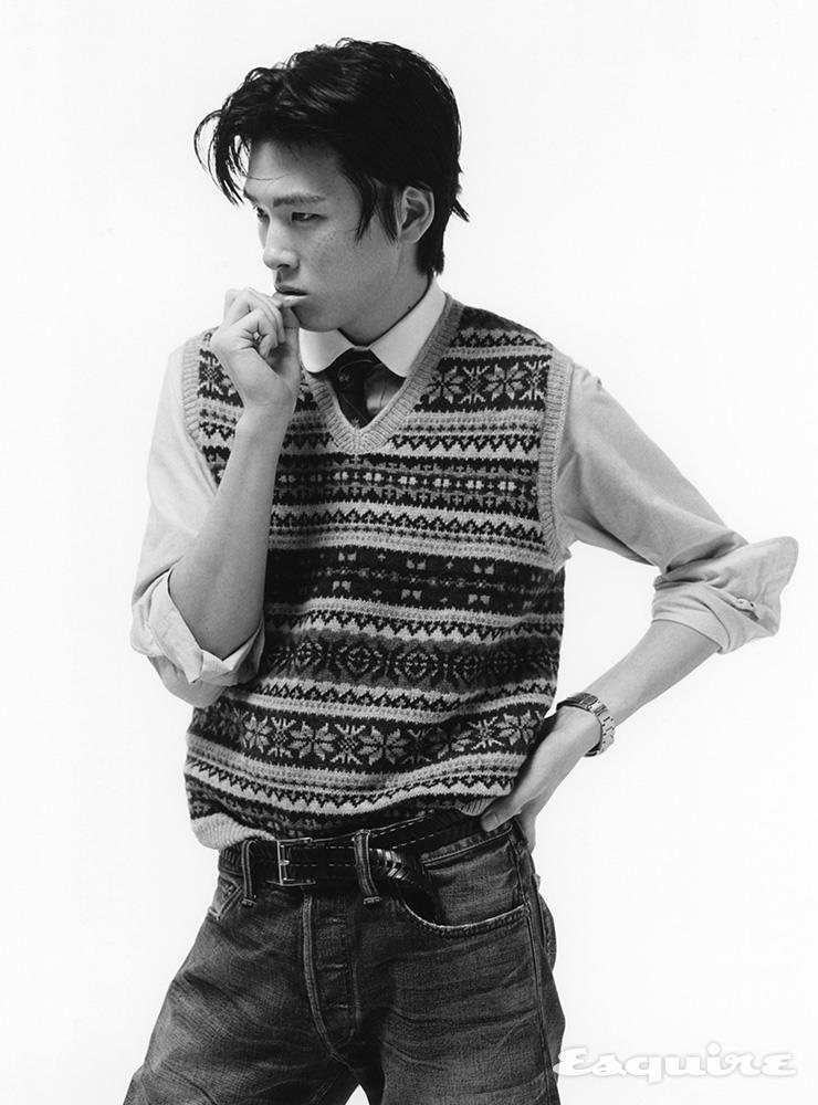 니트 베스트, 셔츠, 데님 팬츠, 타이 모두 가격 미정 폴로 랄프 로렌. 벨트, 시계 모두 에디터 소장품.