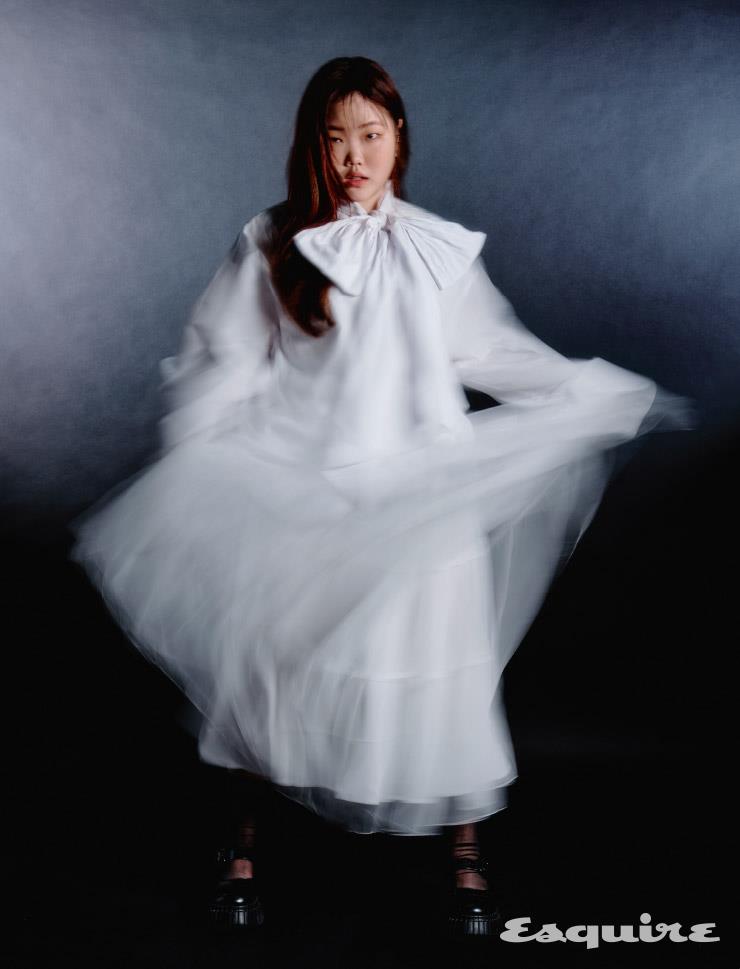 리본 타이 셔츠 H&M. 스커트 듀이듀이. 블랙 로퍼 캠퍼. 이어링 스와로브스키. 삭스 스타일리스트 소장품.