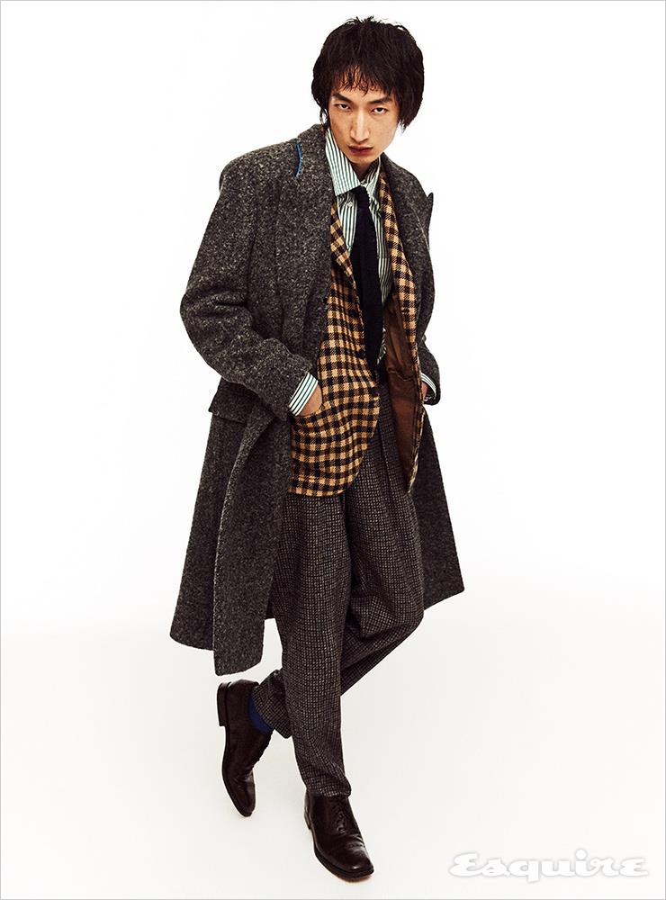 블루 라이닝 그레이 코트 500만원대 펜디. 브라운 블록 체크 재킷 225만원 비앤테일러 비스포크. 스트라이프 셔츠 가격 미정 루이 비통. 그레이 체크 팬츠 가격 미정 조르지오 아르마니. 스퀘어 토 더비 슈즈 가격 미정 처치스. 니트 타이, 삭스 모두 에디터 소장품. 블랙 벨트 13만원대 폴로 랄프 로렌.