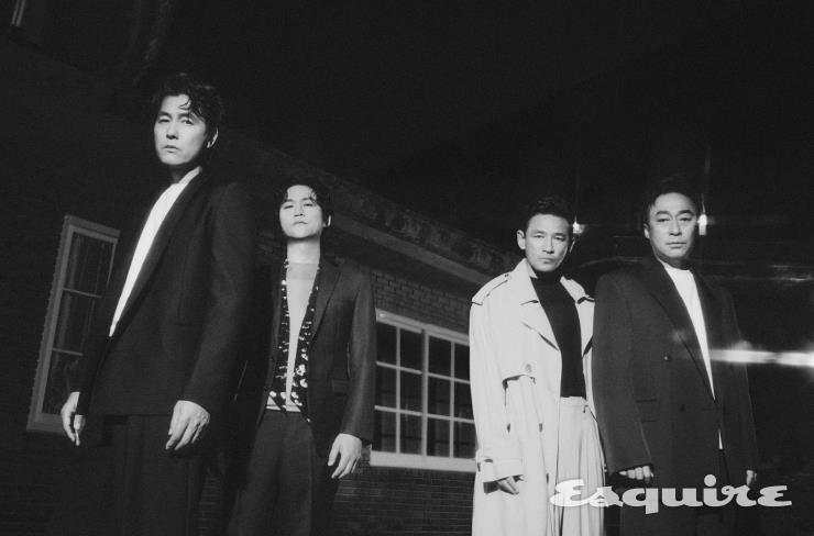 (정우성) 네이비 슈트, 화이트 티셔츠 모두 더 로우. (김성균) 그레이 슈트 로드앤테일러. 브라운 니트 보스. 스카프 코스. (황정민) 트렌치코트, 팬츠 모두 아미. 블랙 티셔츠 더로우. (이성민) 그레이 슈트 비슬로우. 화이트 티셔츠 아미.