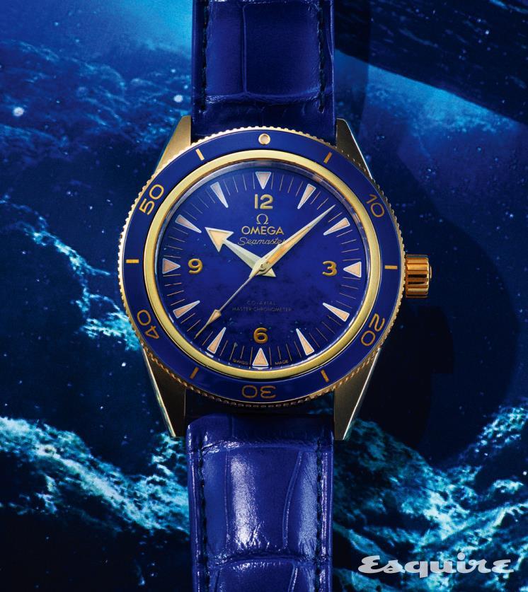 41mm 옐로 골드 케이스에 선명한 블루 컬러의 라피스 라줄리 다이얼을 매치했다. 60시간 파워 리저브의 칼리버 8913을 탑재한 씨마스터 300 코-액시얼 마스터 크로노미터 41MM 5300만원대 오메가.