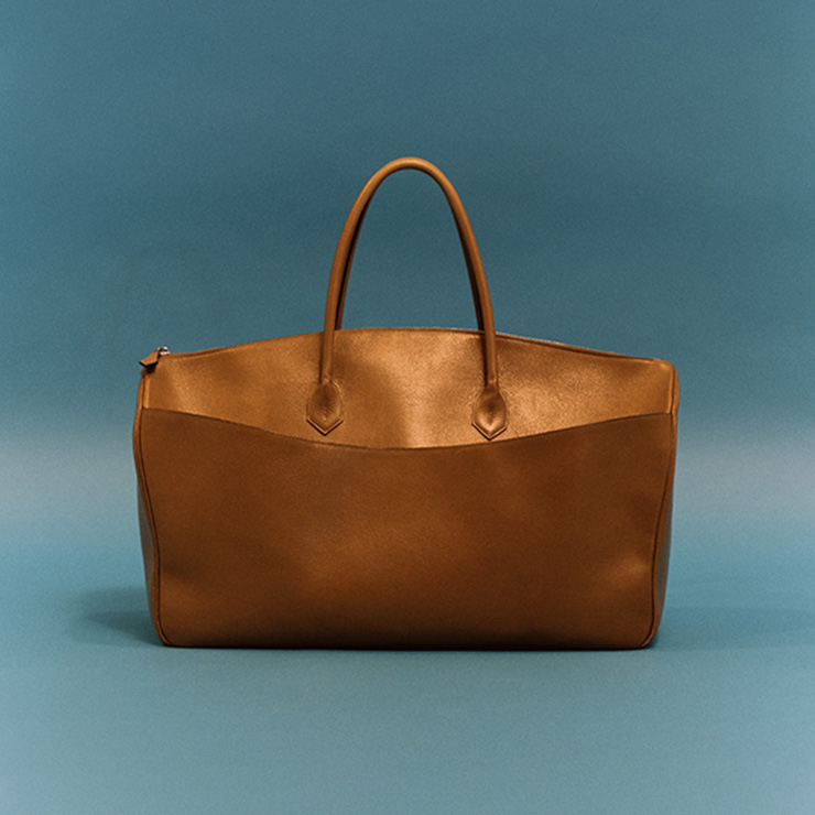 시간의 흔적을 멋스럽게 담는 시세이의 토트백.