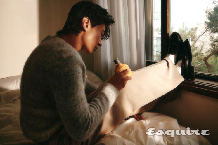 아티산 EDT 125mL/ 11만3000원, 니트 톱 모두 존 바바토스.