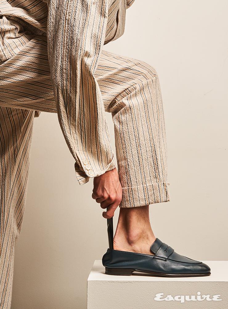 블루 컬러 페니 로퍼 100만원 에르메네질도 제냐. 베이지 컬러 시어서커 재킷 69만9000원, 팬츠 50만8000원 엔지니어드 가먼츠 by 샌프란시스코 마켓.