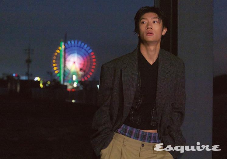 그레이 오버사이즈 체크 코트 가격 미정 발렌시아가. 네이비 울 베스트, 쇼츠, 베이지 코튼 팬츠 모두 가격 미정 메종 마르지엘라.