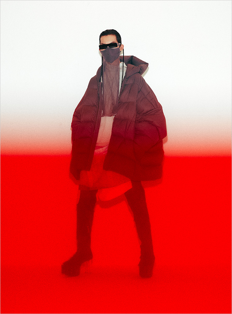 패딩 코트, 톱, 브리프, 부츠, 선글라스, 마스크 모두 가격 미정 릭 오웬스.