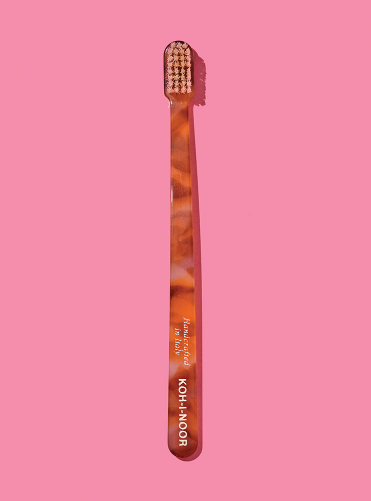 물 흡수력과 탄력이 뛰어난 천연 오소리모가 치아를 감싸며 이물질을 가차 없이 털어낸다. 천연모 칫솔 허니 3만6000원 코이누 by 더콘란샵.