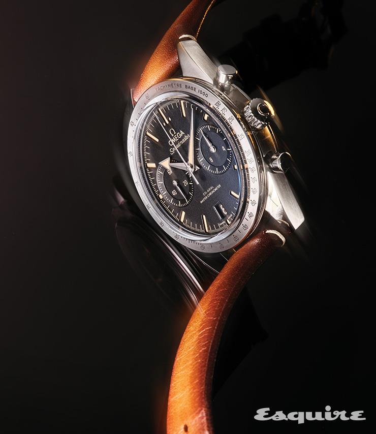 블랙 다이얼의 오목한 아워 마크 아래 빈티지 슈퍼 루미노바가 빛난다. 로듐 도금 브로드 애로 핸즈 역시 빈티지한 무드를 자아내며, 날짜 창, 스몰세컨즈, 크로노그래프 카운터가 균형 있게 자리한다. 스피드마스터 ’57 코-액시얼 마스터 크로노미터 크로노그래프 40.5mm 1140만원 오메가.