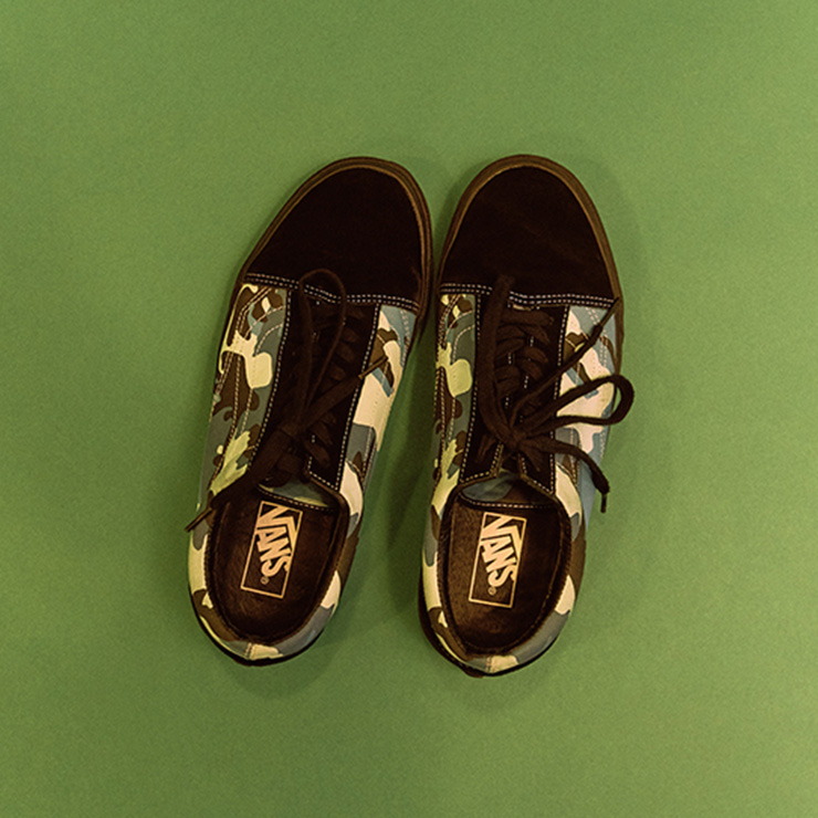 슈프림과 반스가 협업한 스니커즈.