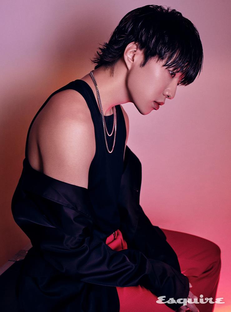 재킷 프라다. 슬리브리스 톱, 팬츠 모두 지방시. 링, 네크리스 모두 스타일리스트 소장품.