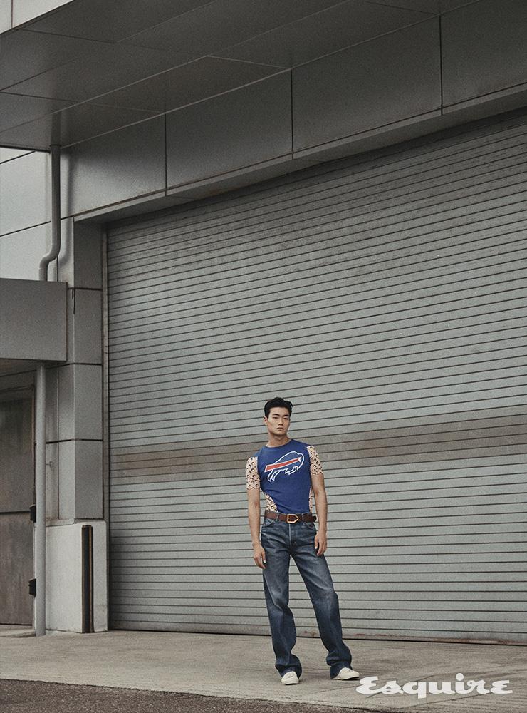 저지 티셔츠 75만원대 마린 세르 by 매치스패션. 데님 팬츠 120만원, 화이트 스니커즈 103만원, 와이드 레더 벨트 144만원 모두 톰 포드.