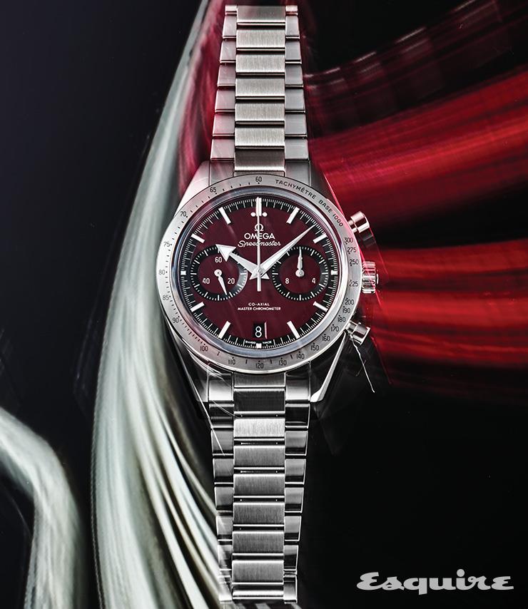 버건디 다이얼 위 로듐 도금 아워 마크와 브로드 애로 핸즈가 화이트 슈퍼 루미노바로 빛난다. 6시 방향에는 날짜 창, 9시 방향에는 스몰세컨즈 서브 다이얼, 3시 방향에는 12시간 및 60분 크로노그래프 카운터가 자리한다. 스피드마스터 ’57 코-액시얼 마스터 크로노미터 크로노그래프 40.5mm 1180만원 오메가.