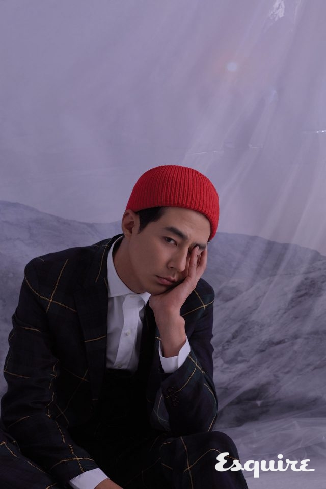 스리피스 체크 슈트, 드레스 셔츠, 비니 모두 폴로 랄프 로렌.