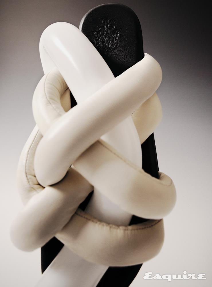 브레이디드 패딩 슬라이드 93만원 1 몽클레르 JW 앤더슨.