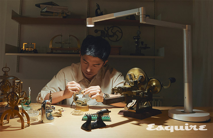 다이슨 솔라사이클 모프 ™ 와 함께 작업하는 워치메이커 현광훈 작가 .