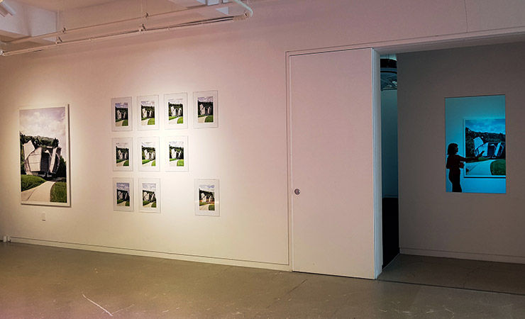 ‘아포레틱 스펙타클’ 설치 전경. 하나의 환기구를 촬영한 12개의 사진이 전시되어 있다. 