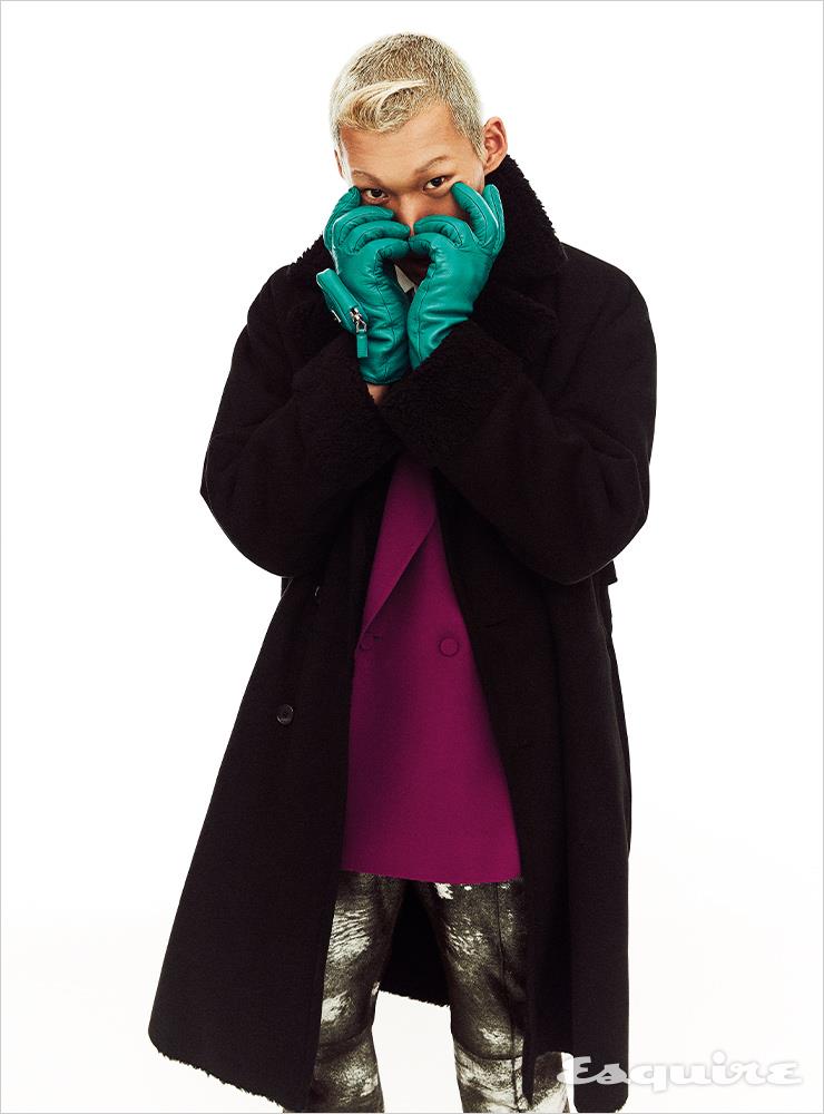 스웨이드 무톤 코트 85만원 채드프롬. 바이올렛 숄칼라 재킷 198만원, 그레이 레더 팬츠 215만원 김서룡. 그린 포노코 포켓 글러브 가격 미정 프라다.