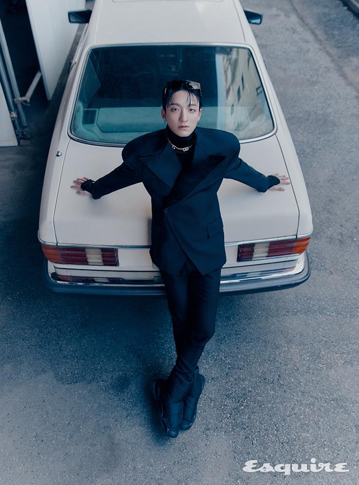 블랙 터틀넥, 재킷, 팬츠, 슈즈, 선글라스, 네크리스 모두 돌체앤가바나.