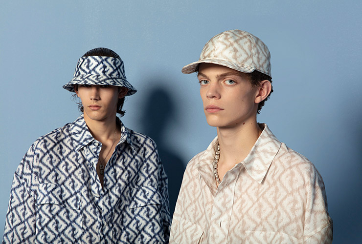 리넨 셔츠 200만원대, 리넨 바이저 가격 미정, 팬던트 네크리스 가격 미정 모두 펜디. 리넨 셔츠, 리넨 바이저, 메탈 모티브 네크리스 모두 가격 미정 펜디.