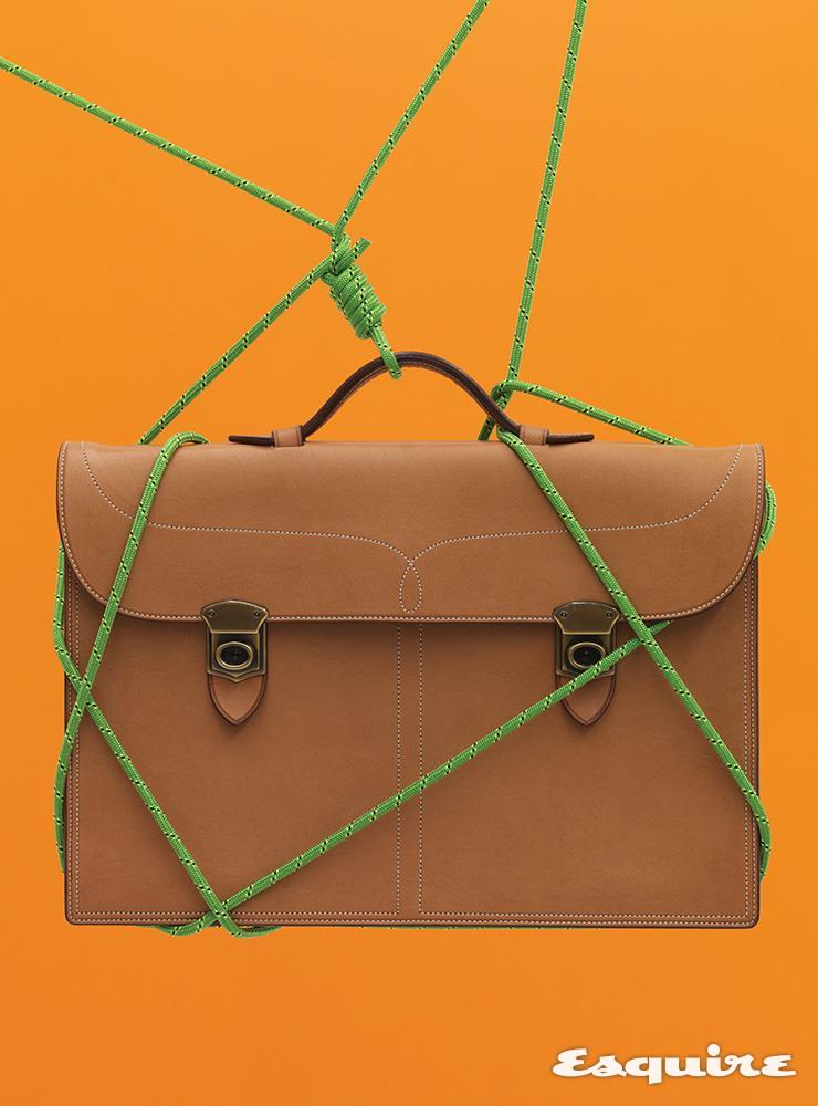 외부는 가문비나무 껍질과 강물로만 12개월간 천천히 무두질한 소가죽을, 내피는 사슴 가죽을 사용해 단단하고 부드럽다. 캐멀색 바탕에 흰색 스티치로 장식한 브리프케이스 498만원 볼레 by 팔러.
