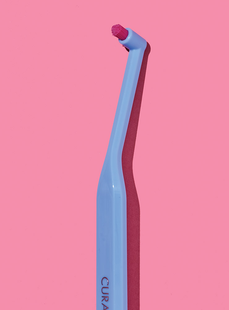 작은 헤드 속 800여 개의 칫솔모가 균일하게 모여 잇몸과 치아 틈 사이 이물질을 제거하고 얇은 손잡이가 입안 깊숙이 들어가 섬세한 칫솔질이 가능하다. CS1006 칫솔 7000원 큐라덴 큐라프록스.