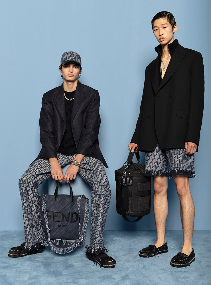 재킷 가격 미정, 니트 톱 가격 미정, 데님 팬츠 100만원대, 로퍼 가격 미정, 토트백 가격 미정, 네크리스 가격 미정, 브레이슬릿 가격 미정 모두 펜디. 재킷 300만원대, 울 집업 가격 미정, 데님 쇼츠 100만원대, 버킷백 가격 미정, 로퍼 가격 미정, FF 펜던트 네크리스 70만원대 모두 펜디.