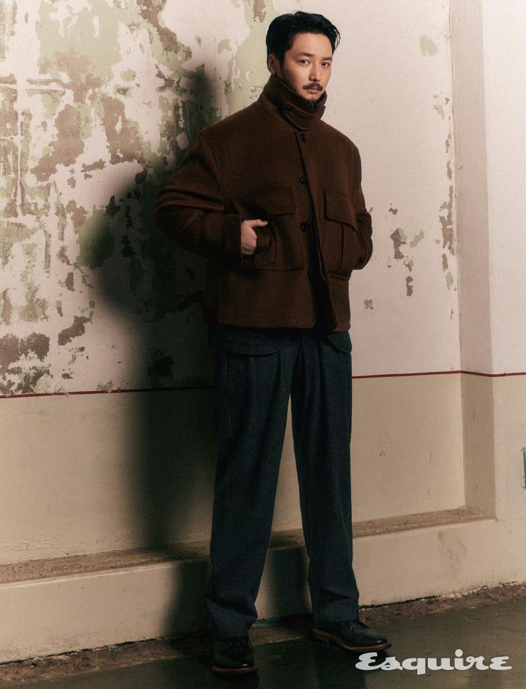 울 브라운 쇼트 코트 25만9000원, 그레이 울 재킷 25만9000원, 그레이 울 팬츠 17만9000원 모두 유니폼 브릿지. 