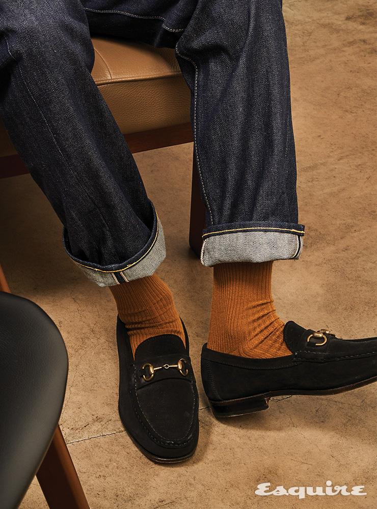 스웨이드 호스빗 로퍼 36만9000원 까르미나 by 유니페어. 셀비지 데님 팬츠 34만9000원 리바이스 빈티지 클로딩.