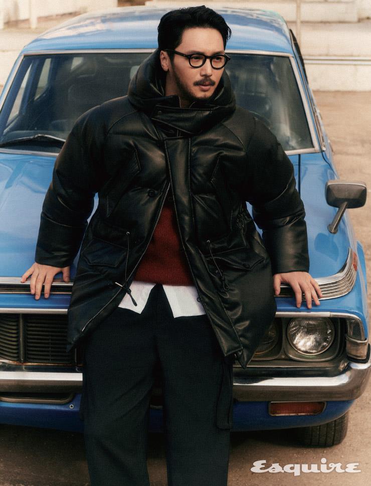 비건 레더 셸터 덕 다운 48만9000원, 1960 울 크루넥 니트 16만9000원, 화이트 옥스퍼드 셔츠 8만9000원, 블랙 울 카고 팬츠 16만9000원 모두 유니폼 브릿지. 