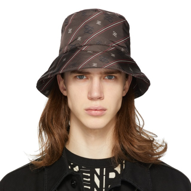 펜디 브라운 캘리그라피 버킷 햇, $385 USD