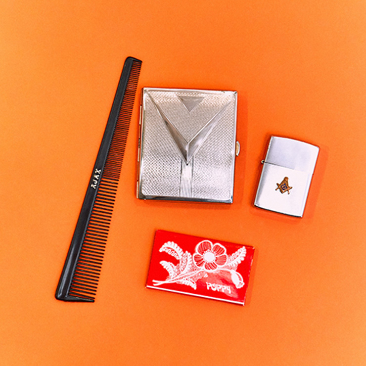 라이터, 담배 케이스, 종이 담배, 빗 모두 직접 모은 빈티지 제품이다.