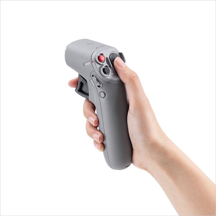 모션 컨트롤러는 드론 조작을 좀 더 직관적으로 할 수 있게 해준다.(사진 제공: DJI코리아)