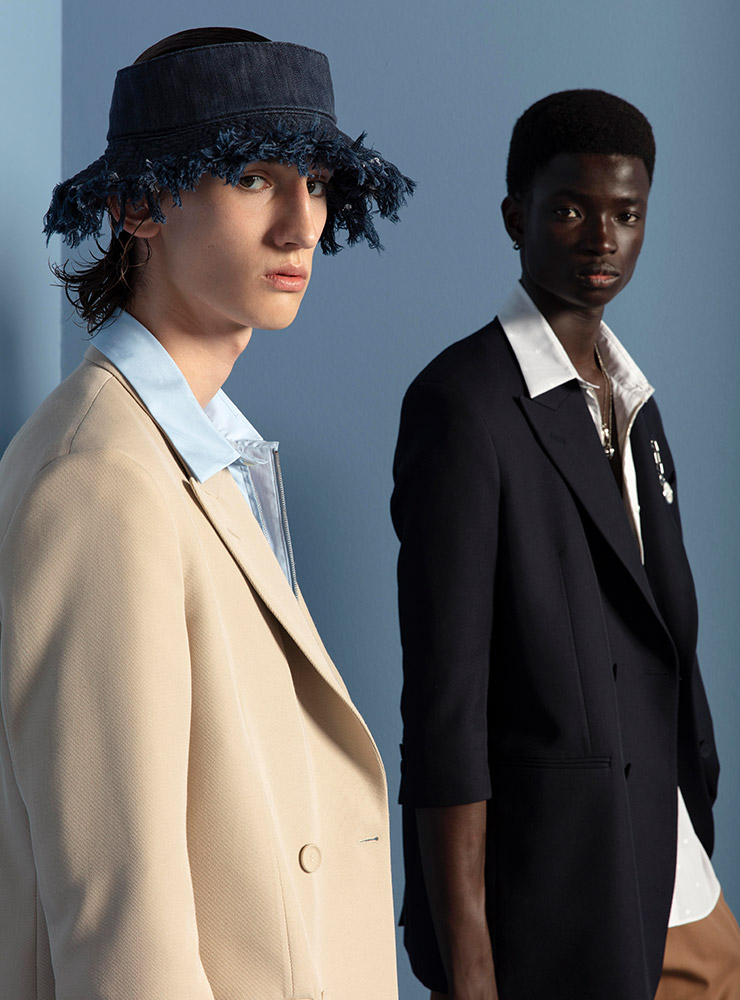 재킷 가격 미정, 셔츠 100만원대, 데님 바이저 가격 미정 모두 펜디. 재킷 300만원대, 셔츠 가격 미정, 팬츠 100만원대, 볼드 펜던트 네크리스 가격 미정, 링 펜던트 네크리스 60만원대, 이어링 가격 미정 모두 펜디.