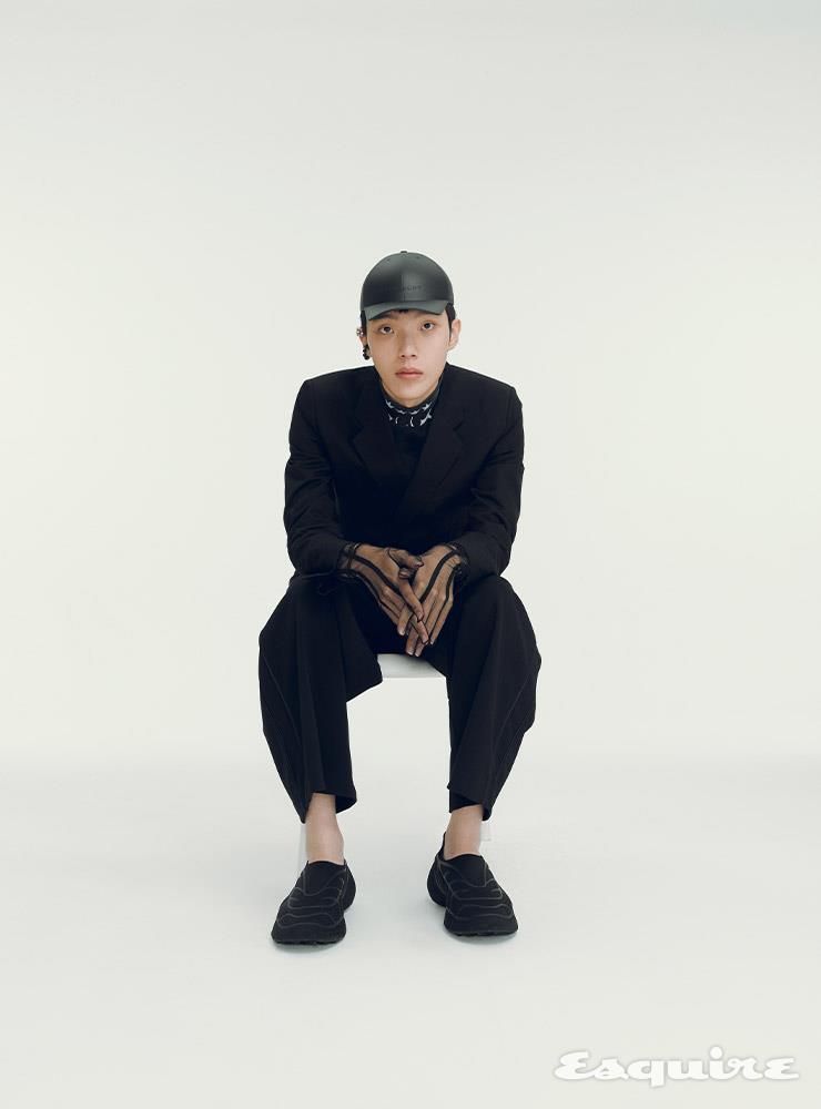 GIVENCHY - 재킷, 티셔츠, 와이드 팬츠, 니트 스니커즈, 볼캡, 글러브, 이어커프 모두 가격 미정 지방시.