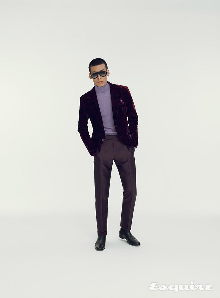 TOM FORD - 벨벳 칵테일 재킷, 터틀넥 니트 톱, 팬츠, 부츠, 포켓스퀘어, 선글라스 모두 가격 미정 톰 포드.