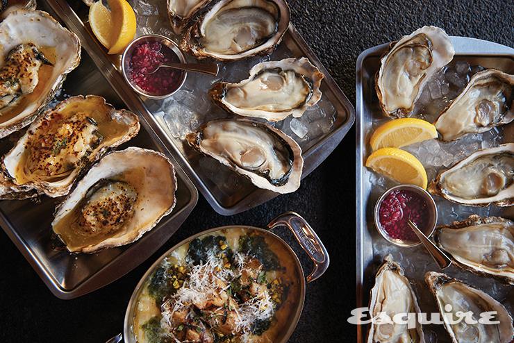더즌 오이스터의 대표 메뉴인 오이스터 더즌과 그릴드 오이스터. 