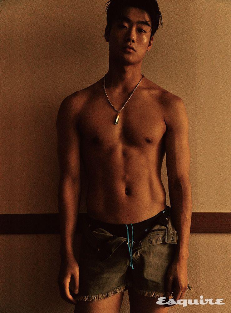 데님 쇼츠 11만원대 레이 by 매치스패션. 수영복 4만4000원 스피도. 네크리스 가격 미정 디올 맨.