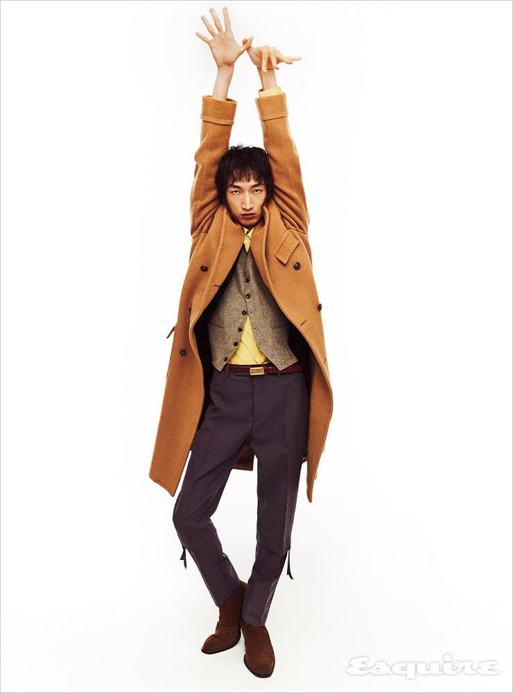 폴로 코트 300만원대 폴로 랄프 로렌. 브라운 스웨이드 재킷 315만원, 옐로 셔츠 79만8000원 모두 김서룡. 플란넬 베스트 70만원 비앤테일러 비스포크. 딥 퍼플 팬츠 가격 미정 디올 맨. 스웨이드 첼시 부츠 90만원대 토즈. 버건디 레더 벨트 19만원 비앤테일러 RTW. 