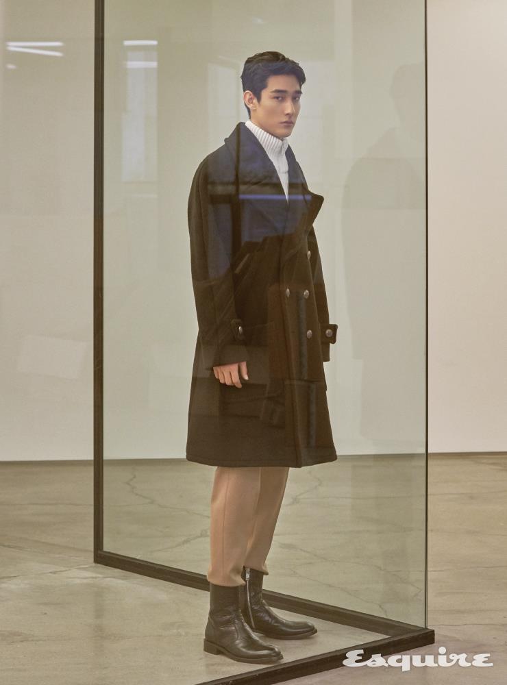 더블브레스트 코트, 집업 니트 톱, 팬츠, 페이턴트 부츠 모두 가격 미정 지방시. 