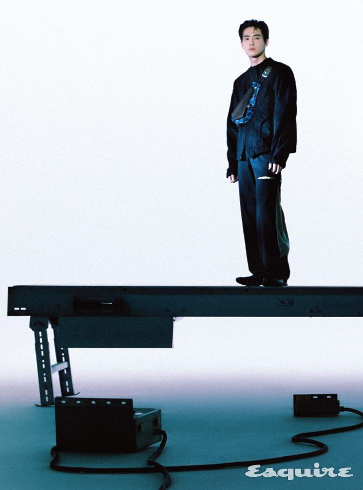 역동적인 디자인과 실용성, 등반 장비에서 영감을 얻은 버클 장식이 특징인 마이스터스튁 셀렉션 글래시어 체스트 백 몽블랑. 재킷 코스트포킬러. 티셔츠 닐 바렛. 팬츠 쿠시코크 by 아데쿠베. 슈즈 GmbH x 아식스.